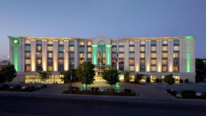 Отель Holiday Inn & Suites Montreal Airport  Дорвал
